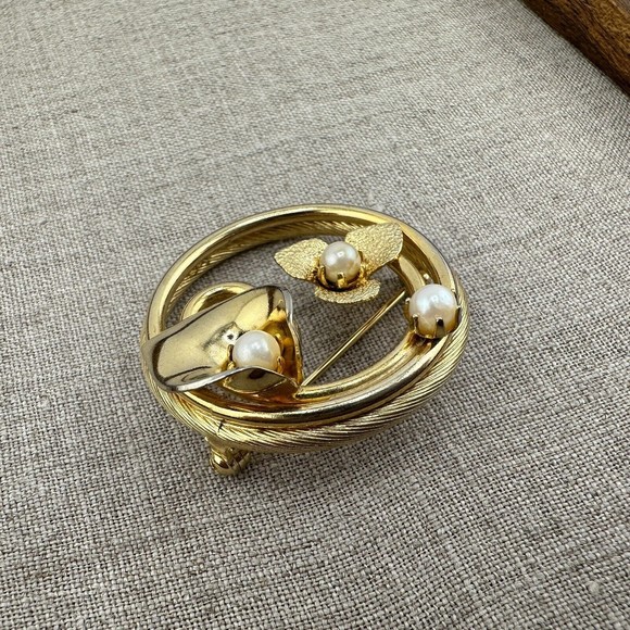 Vintage Round 3 Faux Pearls Textured Gold Tone Leaf Flower Brooch 1.5" - Picture 5 of 9